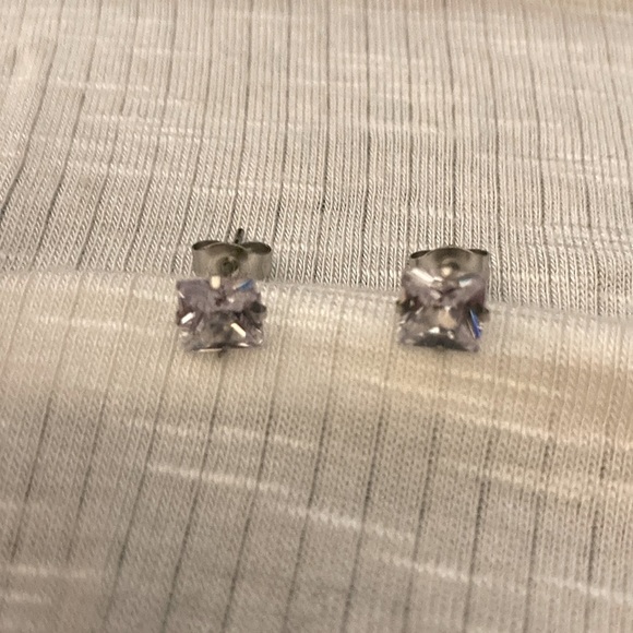 *BOGO FREE* Diamond-like stud earrings - Picture 1 of 2